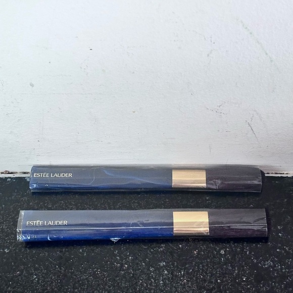 Two Estée Lauder Powder Brushes - Picture 2 of 3